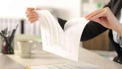 femeie care rupe contractul de inchirere in birou