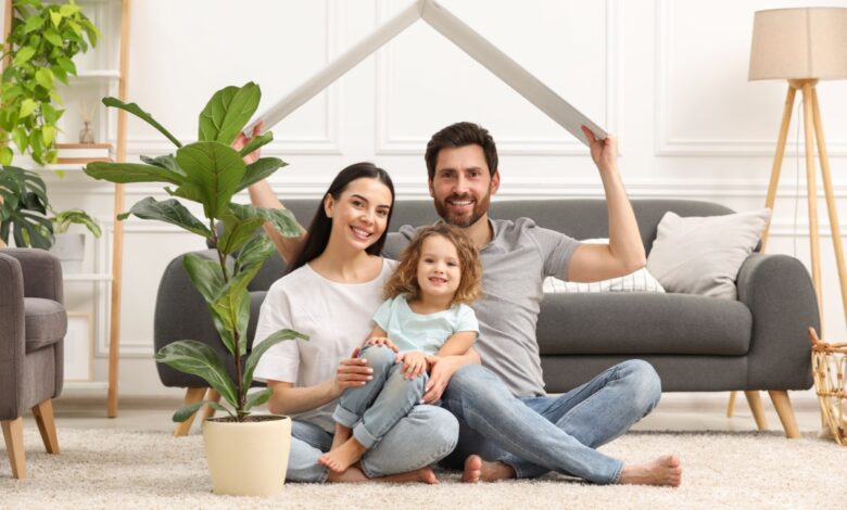 familie fericita in casa noua