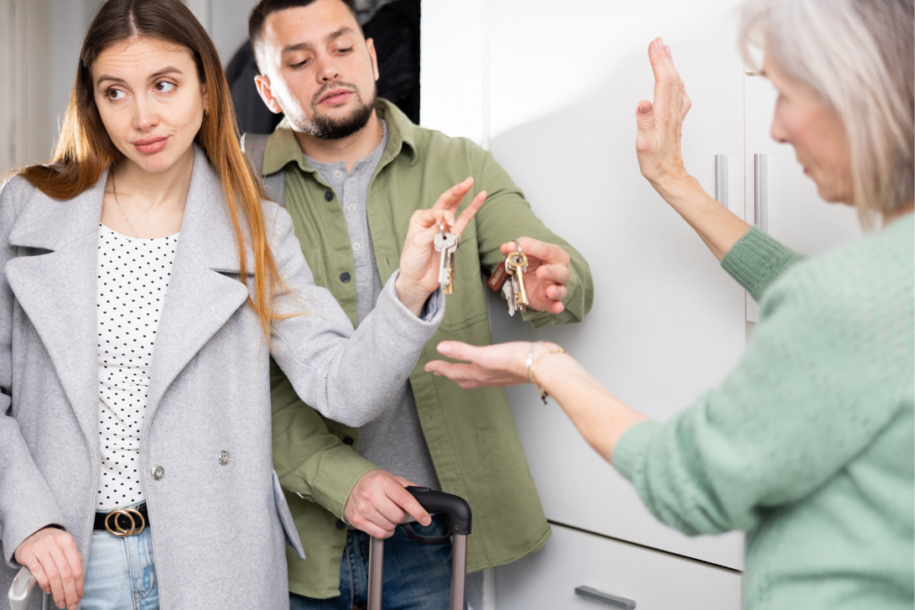 chiriasi dezamagiti care predau cheile proprietarei apartamentului