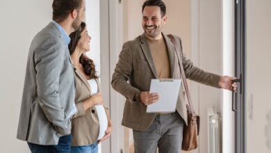 Cuplu in vizionarea unui apartament