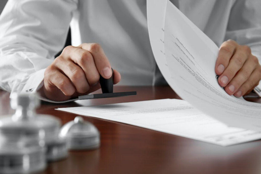 barbat care stampileaza certificatul de urbanism in birou