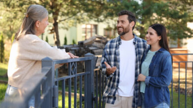 oameni care discuta despre infiintarea unei asociatii de proprietari
