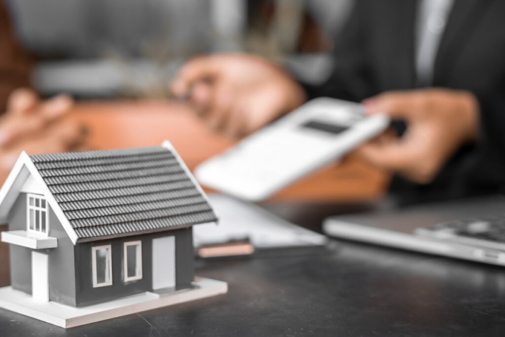 oameni care discuta in birou preluarea contractului pentru Noua Casa