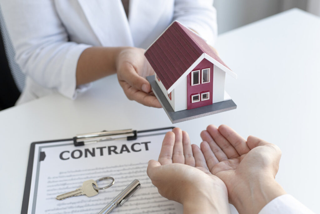 Cumparator care a semnat contractul si primeste locuinta