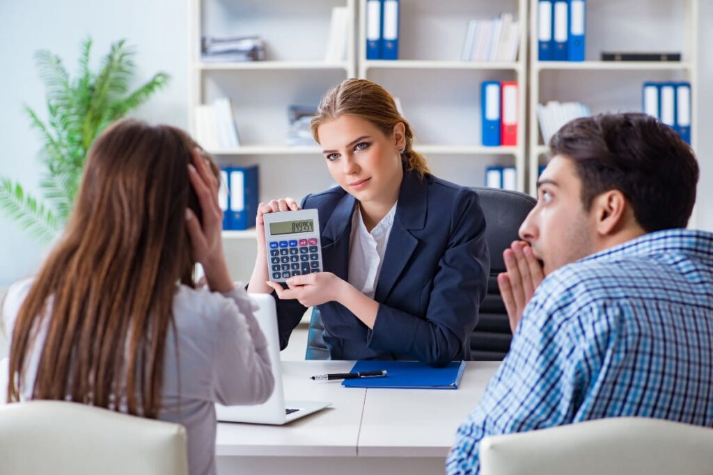 agent bancar care arata unui cuplu dobanda la banca