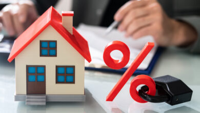 barbat care calculeaza dobanzile la banca pentru creditul ipotecar