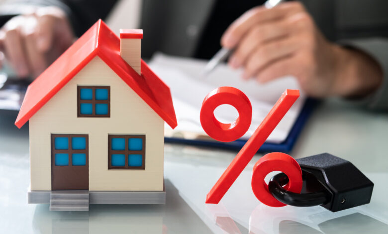 barbat care calculeaza dobanzile la banca pentru creditul ipotecar