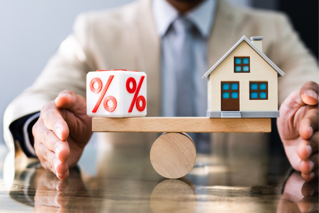 barbat care pune in balanta creditul imobiliar cu dobanda la banca