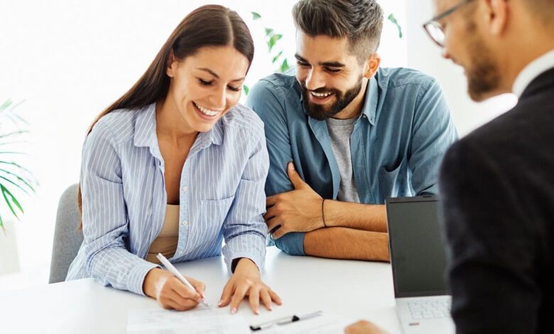 oameni semneaza contract de credit