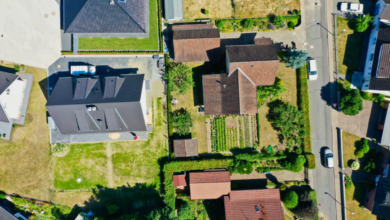 imagine de deasupra a unor case cu teren aflate una in vecinatatea celeilalte