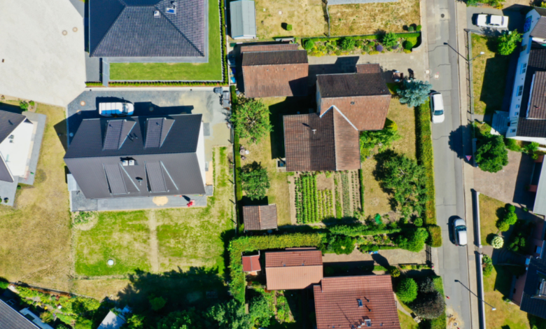 imagine de deasupra a unor case cu teren aflate una in vecinatatea celeilalte