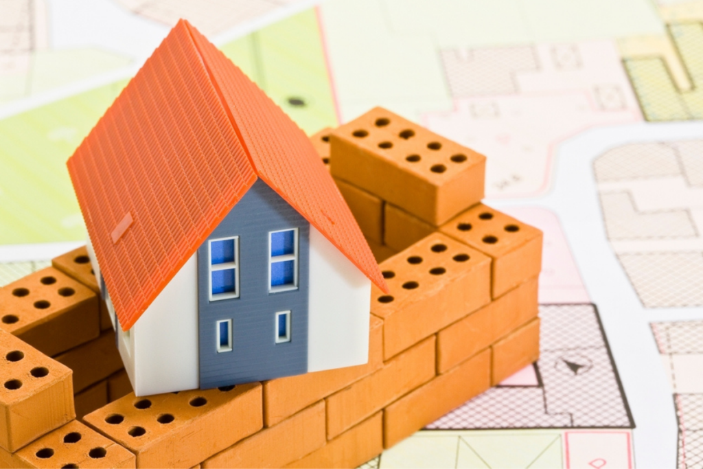 plan urbanistic general si o macheta de casa pe bucati de caramida