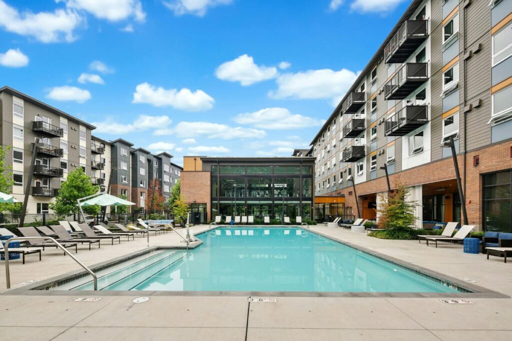 Zona de pisicina in ansamblu rezidential