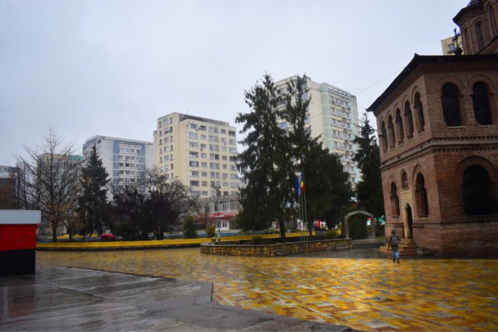 cladire administrativa si blocuri in Pitesti, Arges