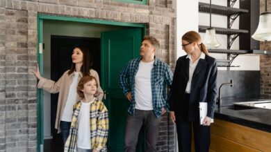 familie care vizioneaza o casa in conceptul Open House