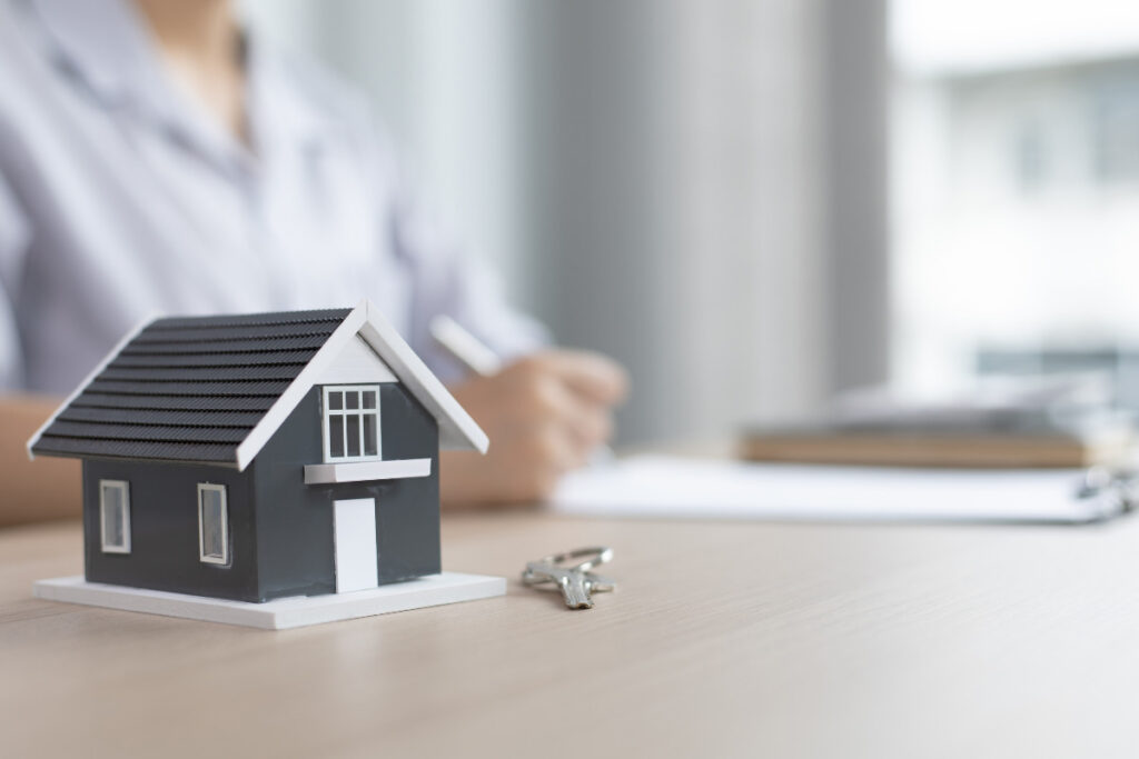 macheta de casa si cheile de la casa pe birou