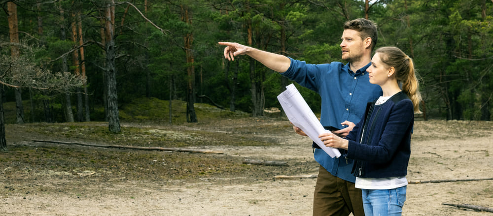 persoana analizand un plan de teren